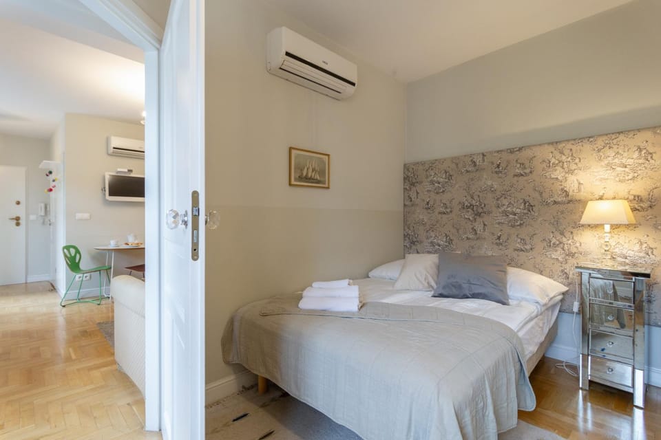 Bedroom, air conditioner