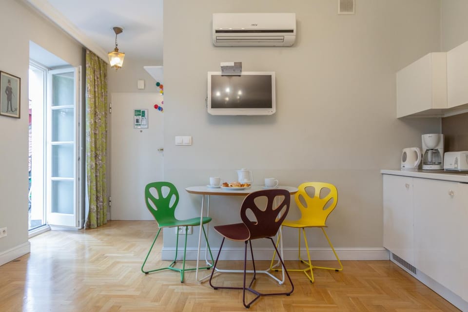 TV and multimedia, Kitchen or kitchenette, Dining area, air conditioner