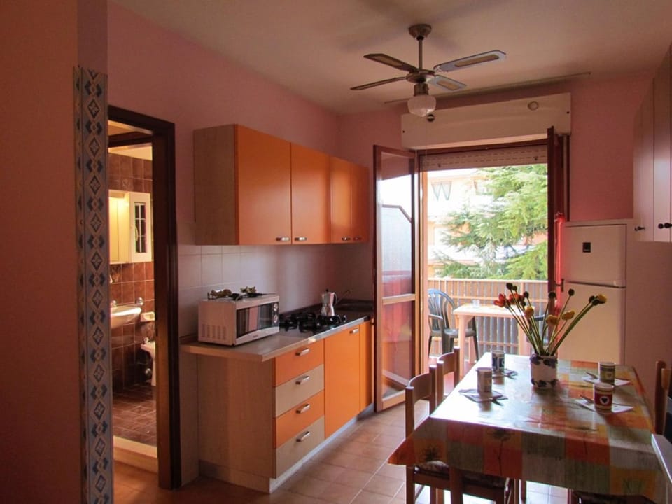 Restaurant/places to eat, kitchen