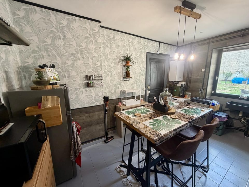 Kitchen or kitchenette, Dining area