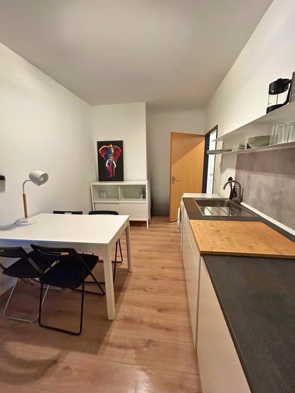 Kitchen or kitchenette, Dining area
