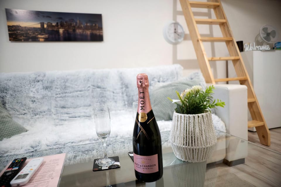 Seating area, Drinks, Alcoholic drinks