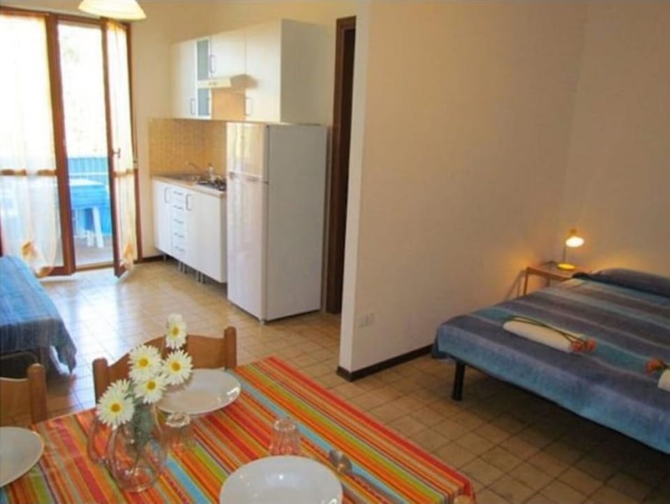 Restaurant/places to eat, Living room, Seating area, Dining area, Bedroom