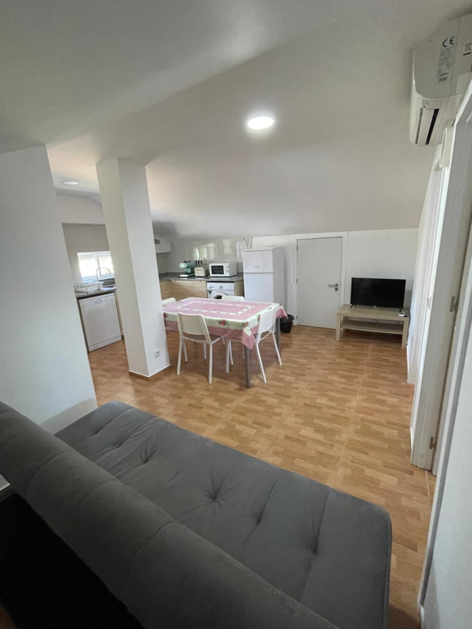 TV and multimedia, Kitchen or kitchenette, Living room, Dining area, stove