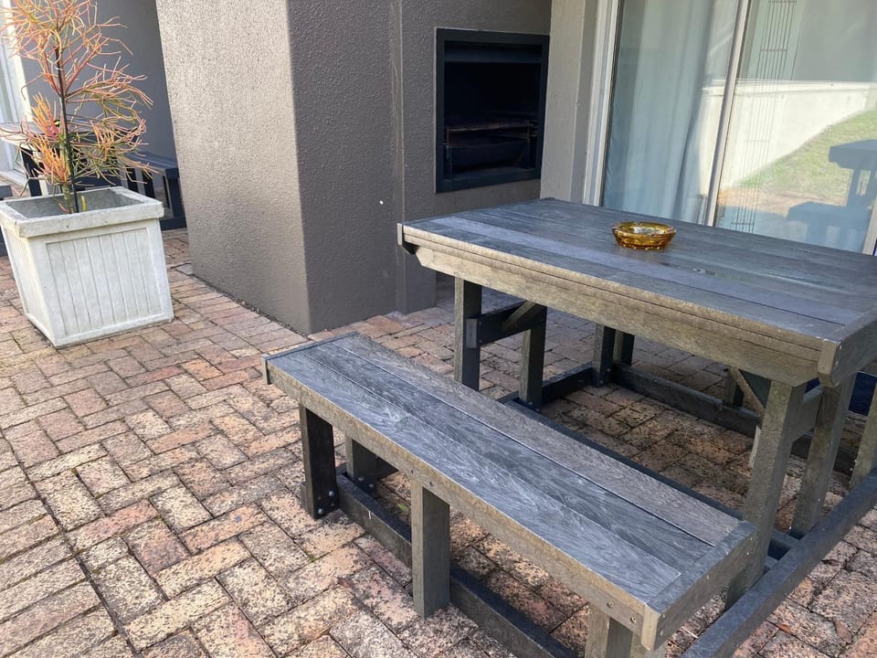 Patio, Day, Dining area