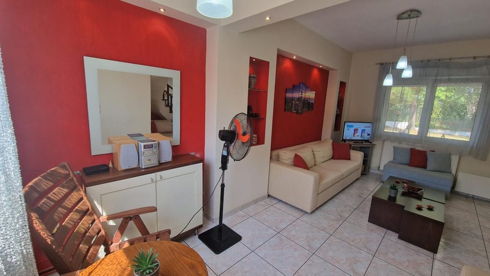 Communal lounge/ TV room, TV and multimedia, Living room, Seating area, Evening entertainment