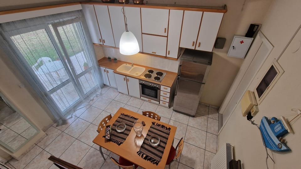 Kitchen or kitchenette, Dining area, pet friendly, stove, kitchen, kitchen