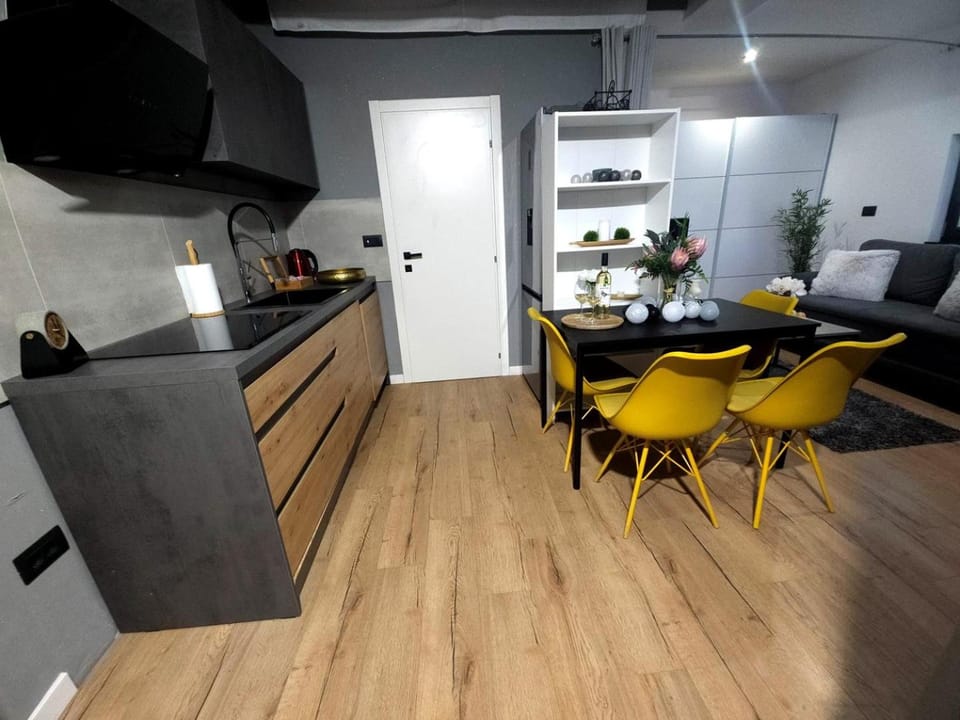 Coffee/tea facilities, Kitchen or kitchenette, Seating area, Dining area, dishwasher, hair dresser, locker, minibar, pet friendly, stove, air conditioner