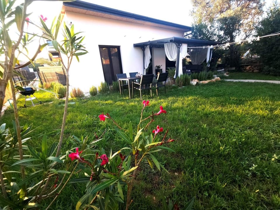 Property building, Patio, Spring, Day, Natural landscape, Winter, Summer, BBQ facilities, Garden, Seating area, Animals, Autumn, City view, Garden view, Inner courtyard view, Parking