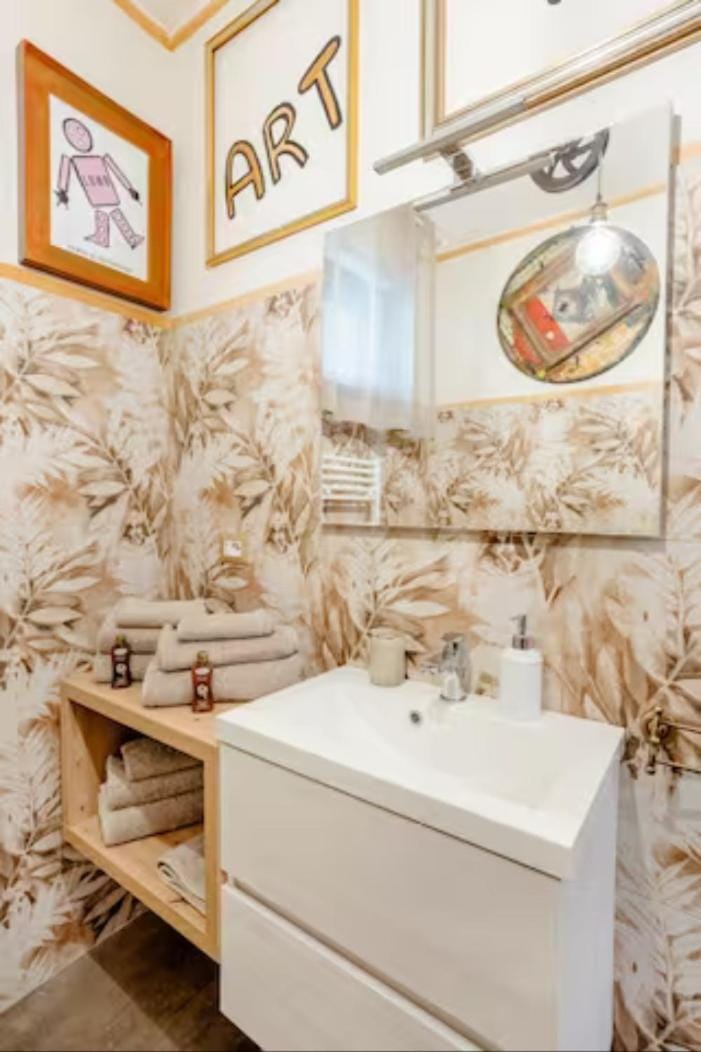 Bathroom, Decorative detail