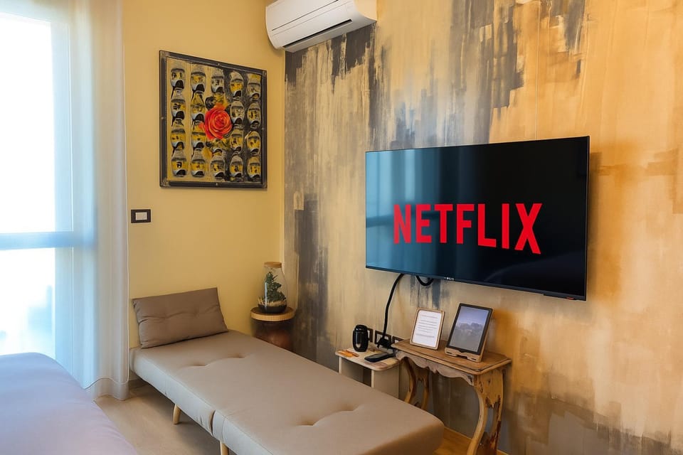TV and multimedia, Living room, Photo of the whole room, Seating area, Evening entertainment, Bedroom, air conditioner