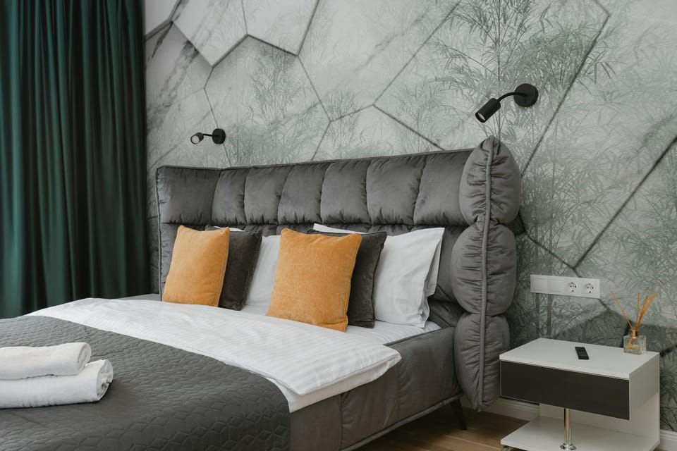 Bed, Bedroom, towels