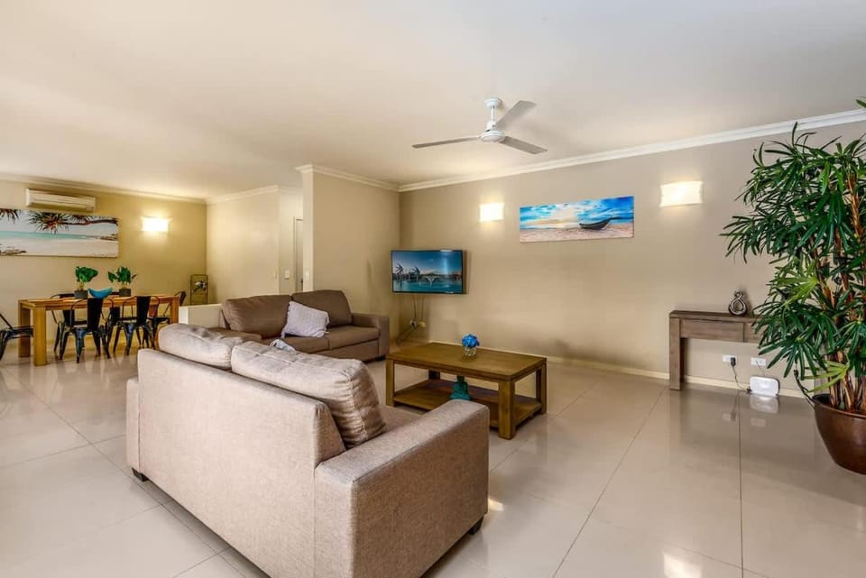 Postcard Perfect - Cairns Nine Pool Tropical Oasis Apartment in Cairns
