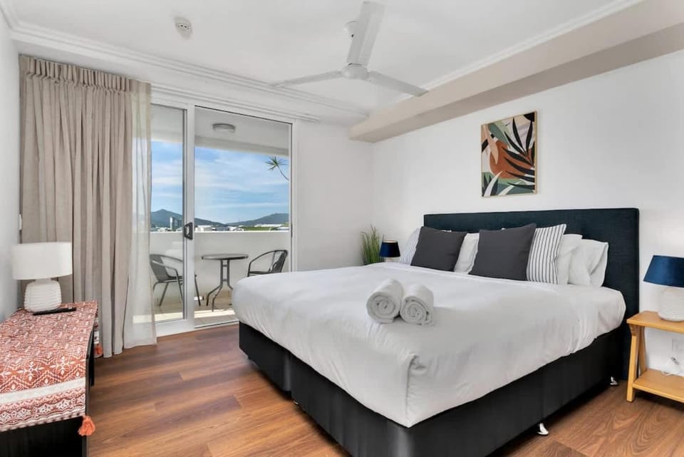 Coastal Chic in Heart of Cairns with Rooftop Pool Inn in Cairns