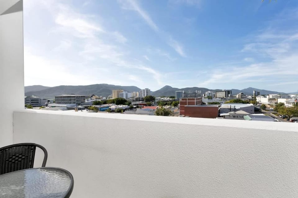 Coastal Chic in Heart of Cairns with Rooftop Pool Inn in Cairns