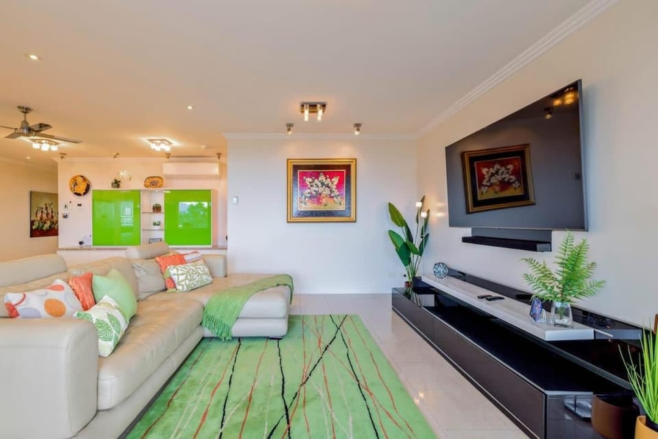 'The Dreamscape' Sea View Serenity on the Esplanade Apartment in Cairns