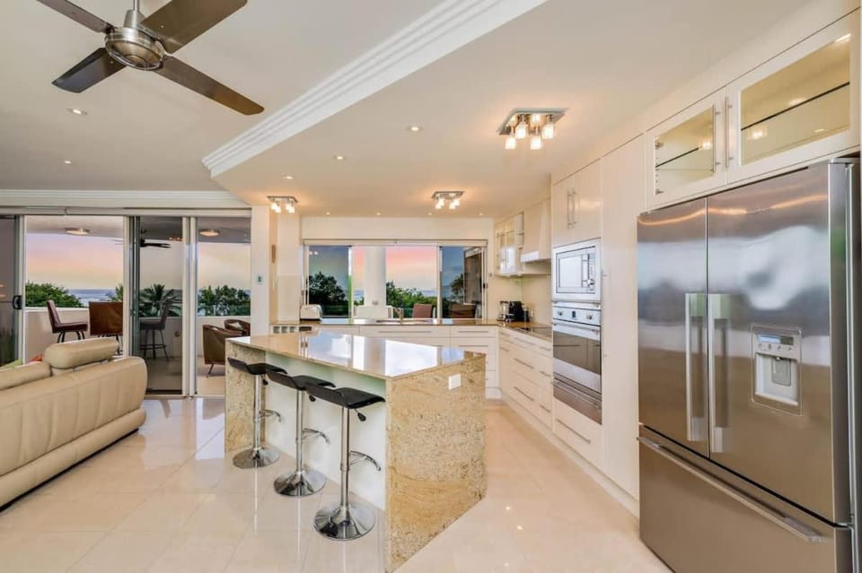 'The Dreamscape' Sea View Serenity on the Esplanade Apartment in Cairns