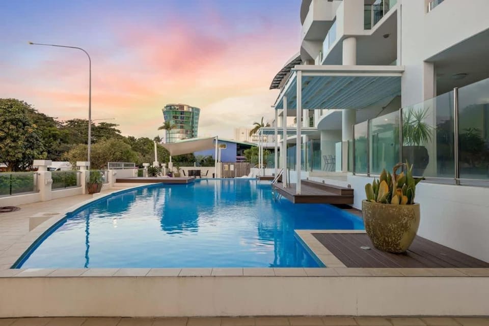 'The Dreamscape' Sea View Serenity on the Esplanade Apartment in Cairns
