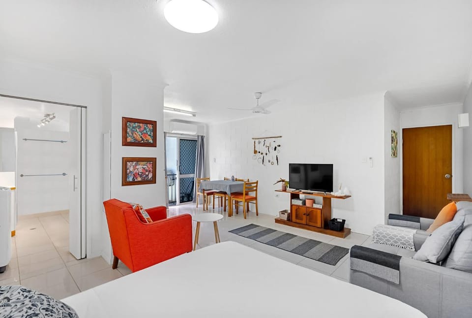 Bed, TV and multimedia, Living room, Photo of the whole room, Seating area, Dining area, Evening entertainment