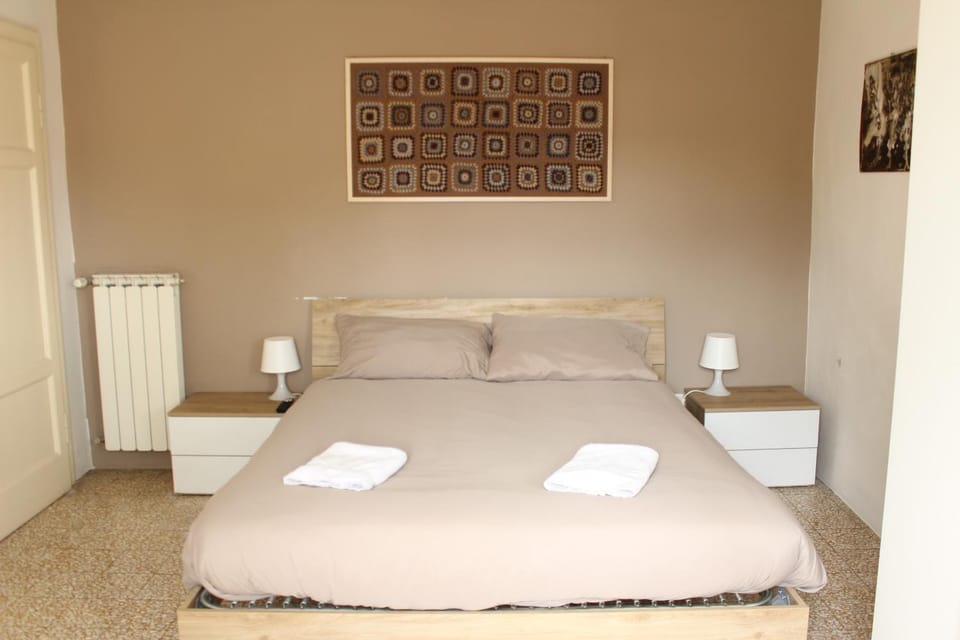 Bed, Bedroom, towels