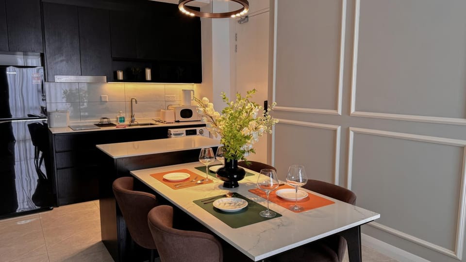 Kitchen or kitchenette, Dining area, stove