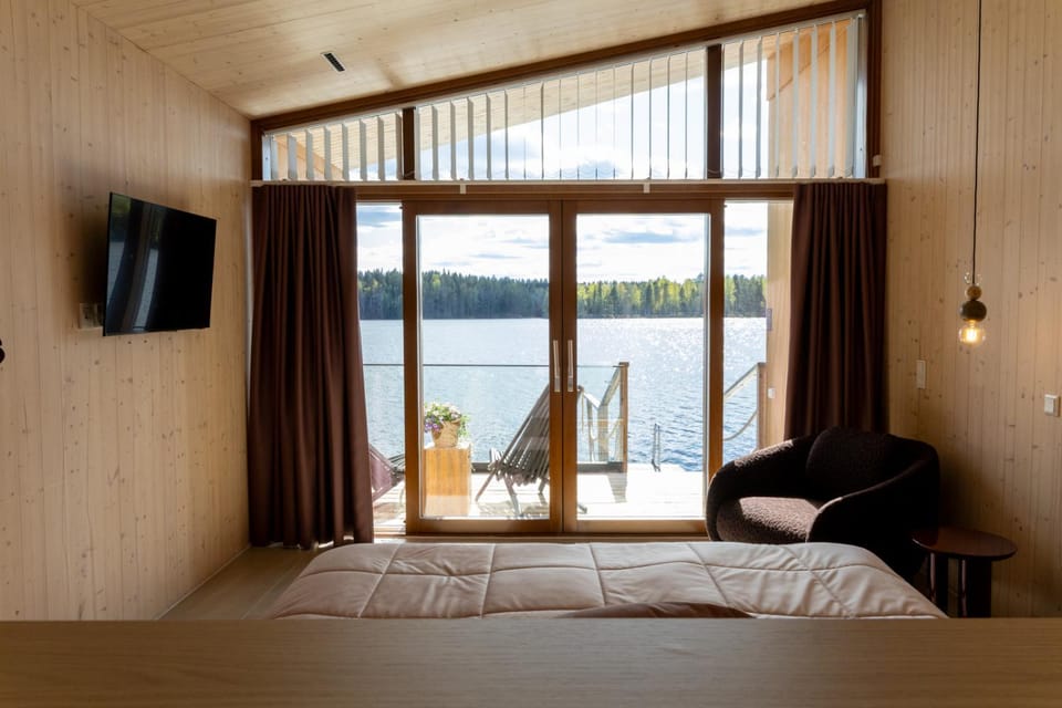 Photo of the whole room, Lake view