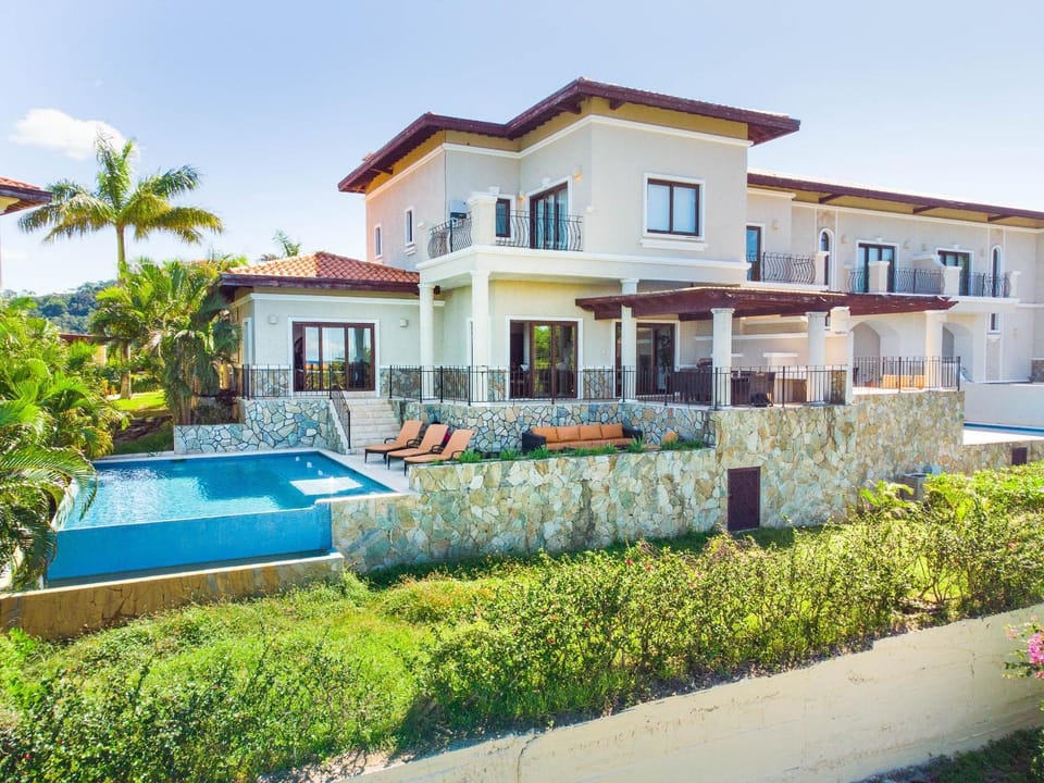 Pristine Bay 1106 home House in Bay Islands Department