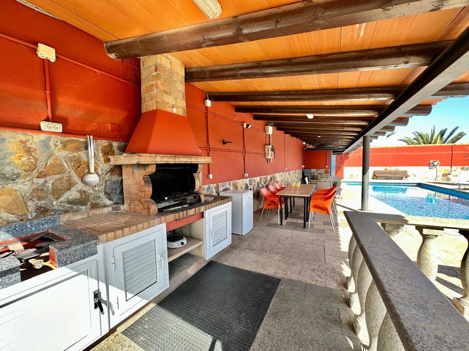 BBQ facilities, Dining area, Swimming pool