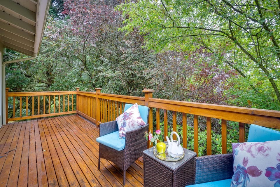 Private Deck and Ample Space! Lake Forest Park Home House in Lake Forest Park