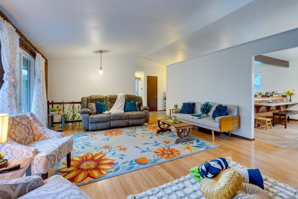 Private Deck and Ample Space! Lake Forest Park Home House in Lake Forest Park