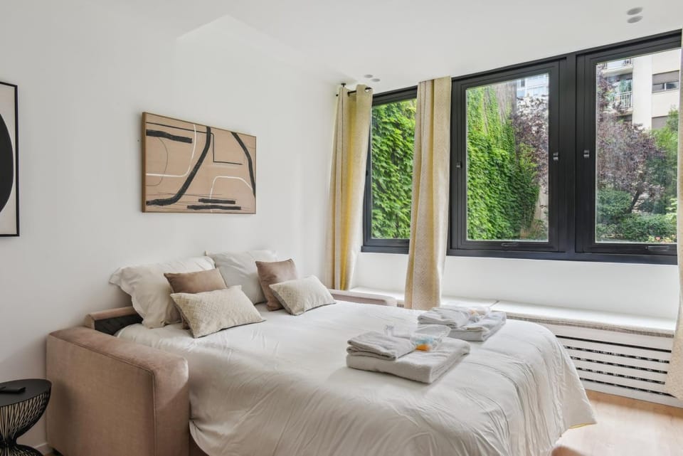 Bed, Living room, Bedroom, towels