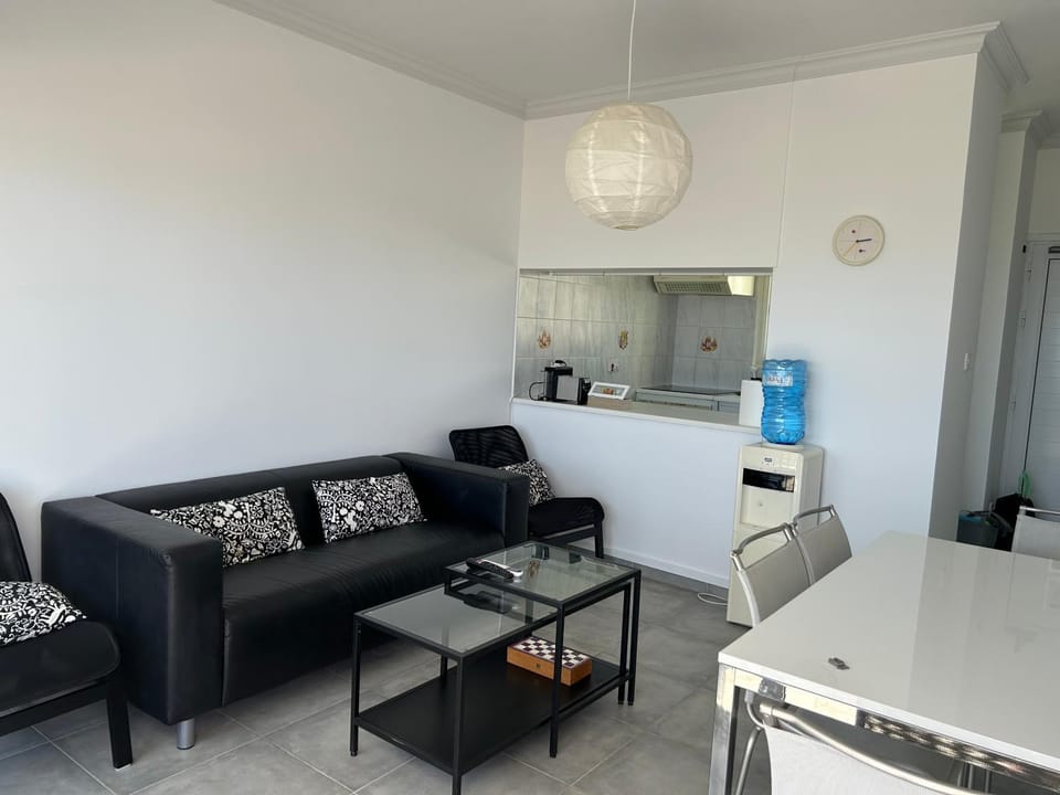 Kitchen or kitchenette, Living room, Seating area, Dining area, toaster
