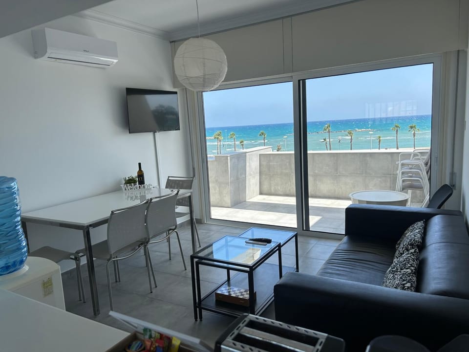 Communal lounge/ TV room, Natural landscape, TV and multimedia, View (from property/room), Balcony/Terrace, Living room, Seating area, Dining area, Evening entertainment, Sea view