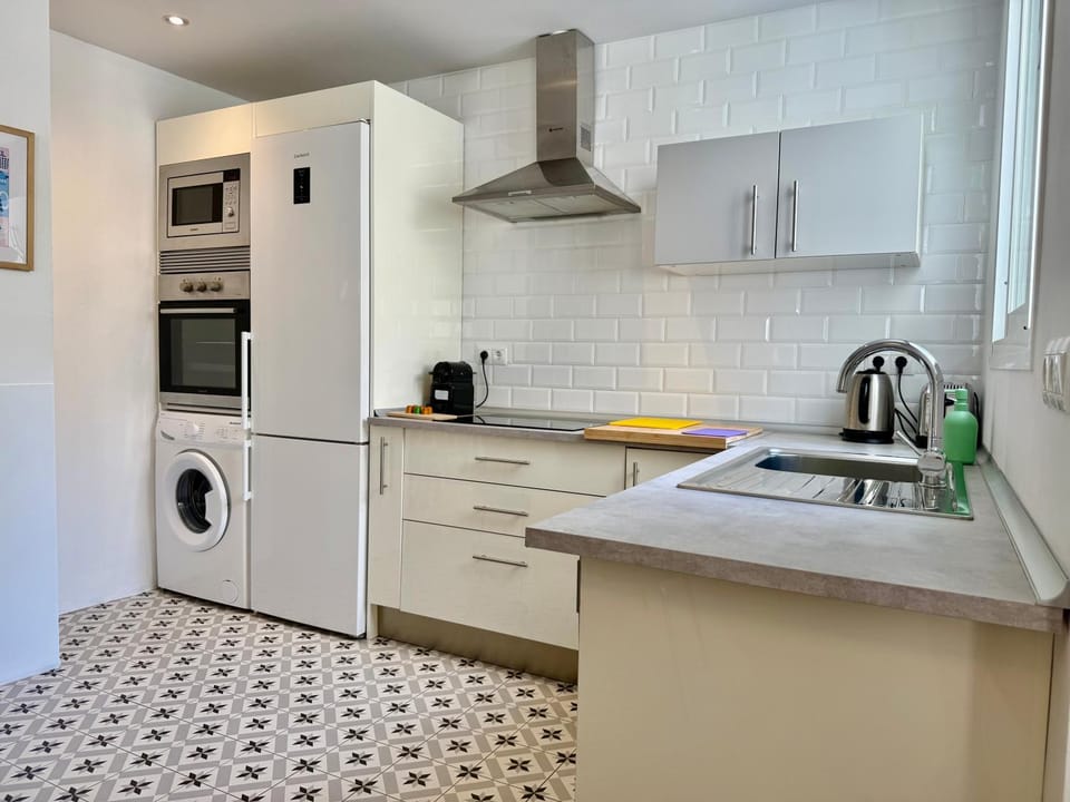 Coffee/tea facilities, Kitchen or kitchenette, dishwasher, oven, stove, toaster, washing machine, dryer