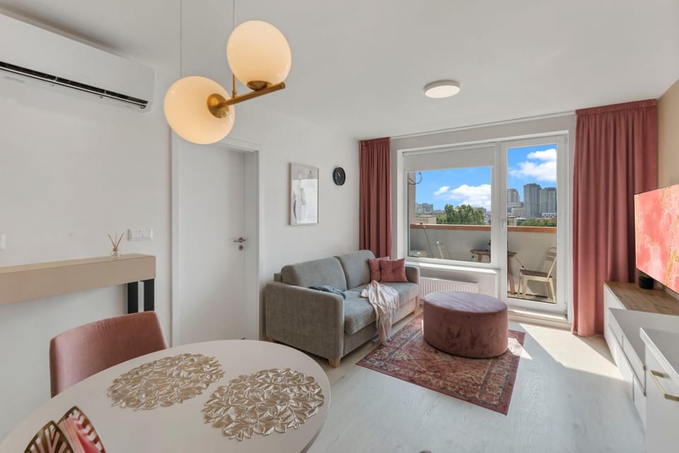 TV and multimedia, Living room, Photo of the whole room, Seating area, Bedroom