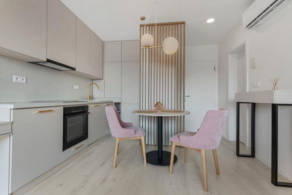 Kitchen or kitchenette, Dining area, pet friendly, stove