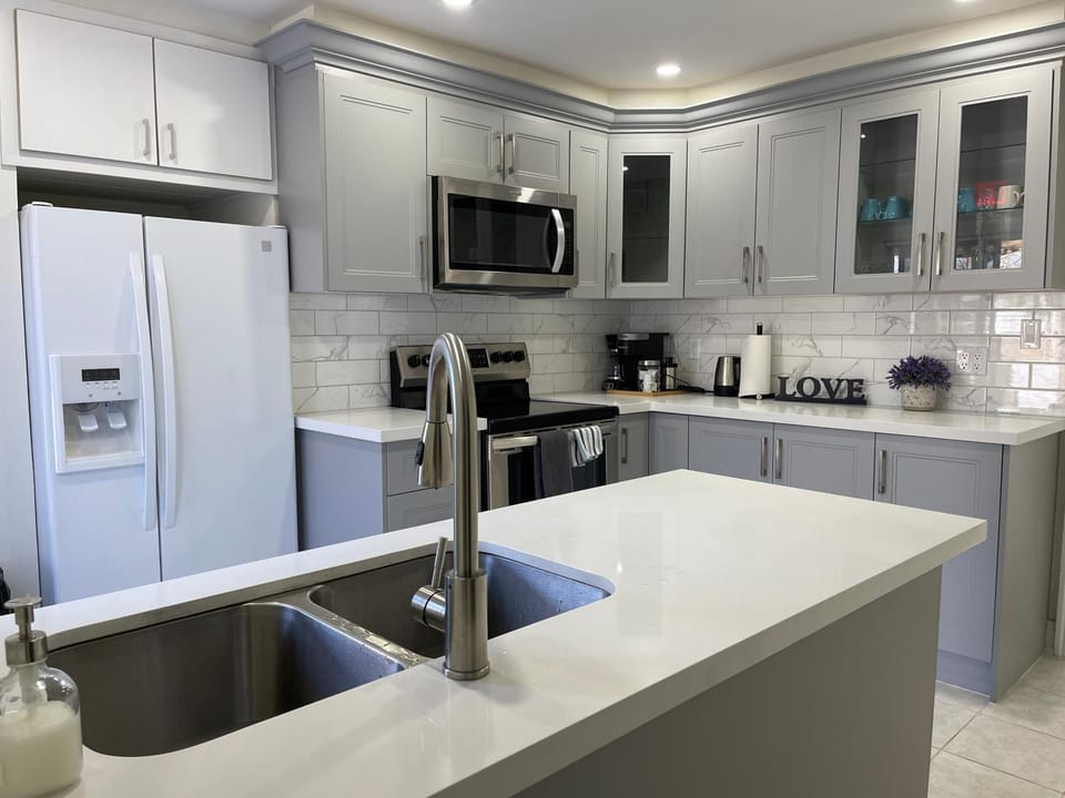 Victoria Family Vacation Home - King Bed Private Yard BBQ Deck Gazebo - 4 Minutes To The Falls House in Niagara Falls