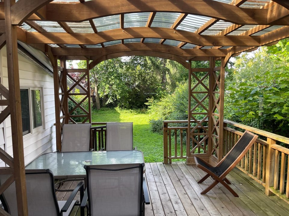 Victoria Family Vacation Home - King Bed Private Yard BBQ Deck Gazebo - 4 Minutes To The Falls House in Niagara Falls