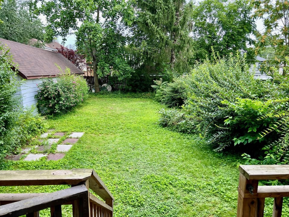 Victoria Family Vacation Home - King Bed Private Yard BBQ Deck Gazebo - 4 Minutes To The Falls House in Niagara Falls