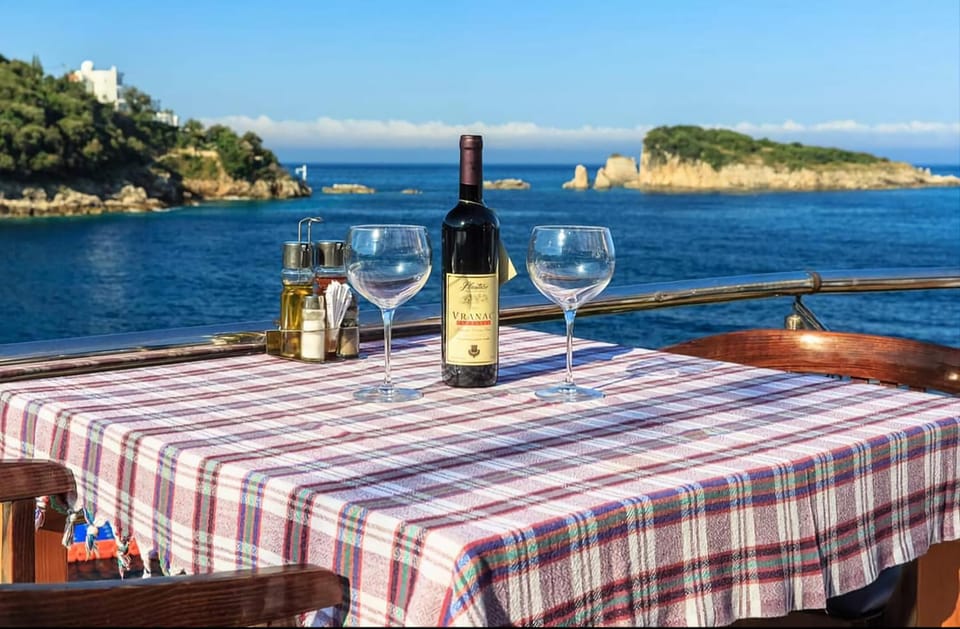 Restaurant/places to eat, Day, Food and drinks, Mountain view, Sea view, Drinks, Alcoholic drinks