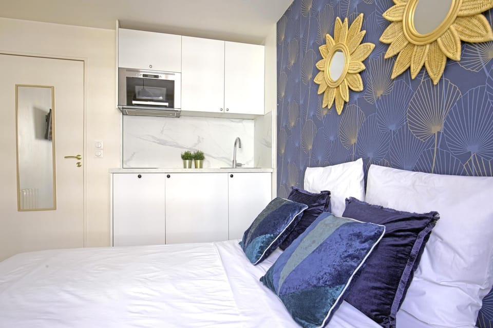 Bed, Kitchen or kitchenette, Bedroom, minibar, stove