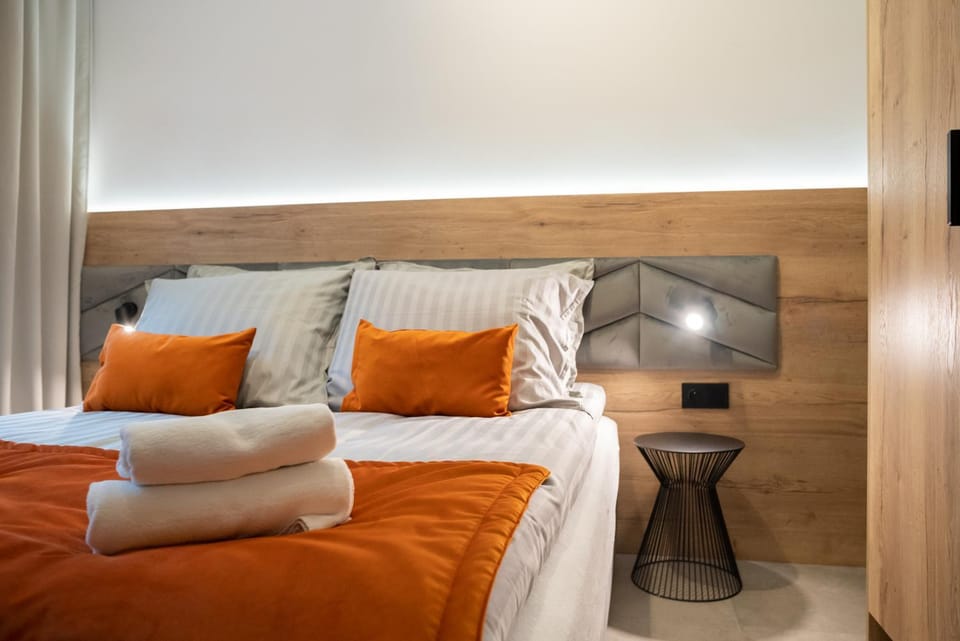 Bed, Photo of the whole room, Seating area