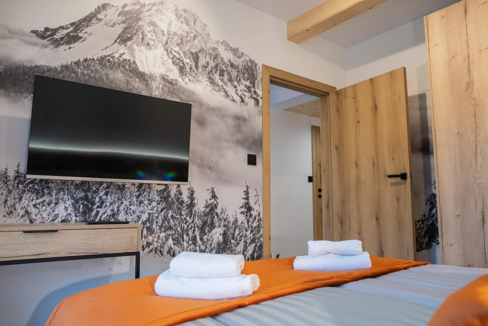 Bed, TV and multimedia, Bedroom, towels
