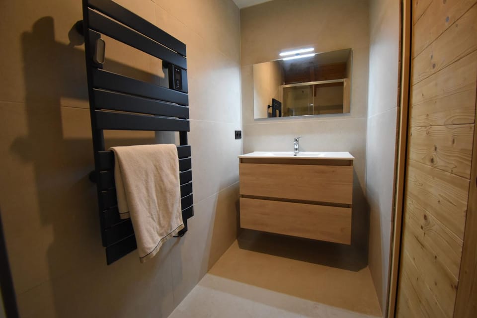 Bed, Bathroom, Photo of the whole room, Bedroom, towels