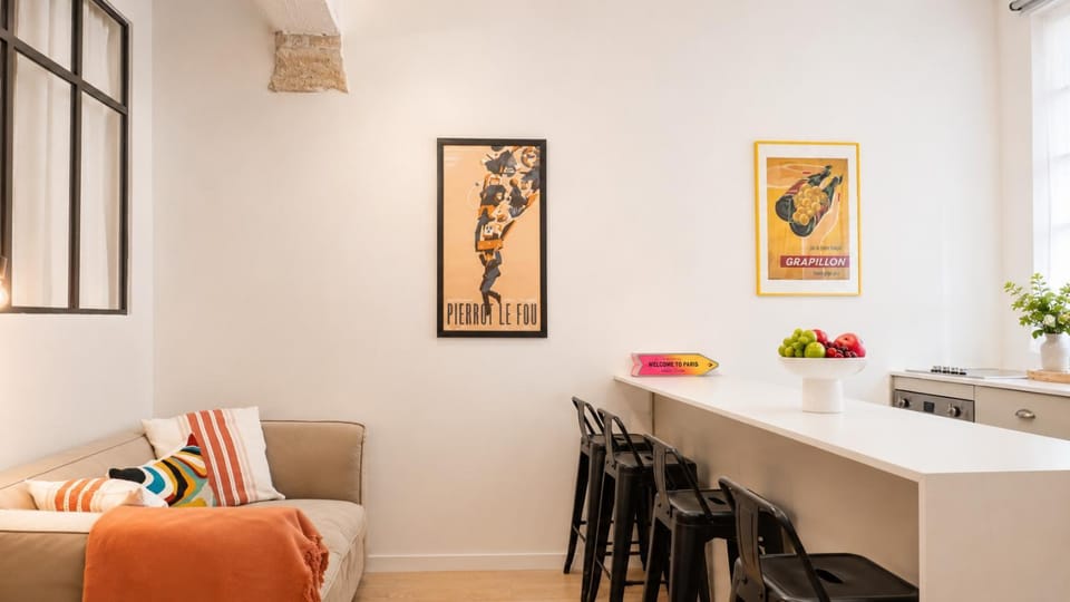 Kitchen or kitchenette, Living room, Seating area, Dining area