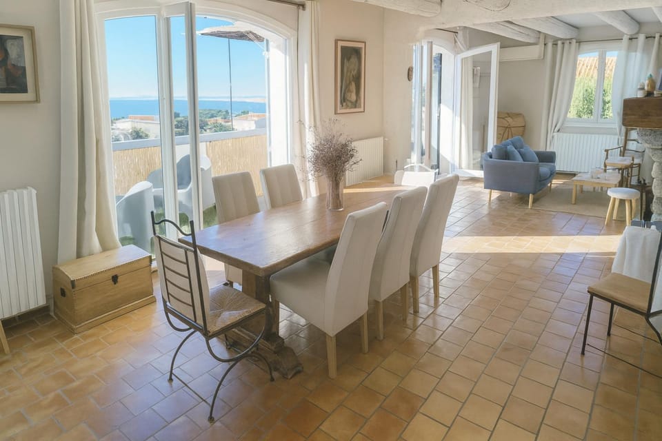 Sea view, Meals, fireplace, air conditioner