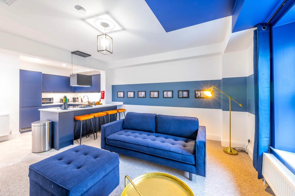 Kitchen or kitchenette, Living room, Seating area, Dining area, oven, stove