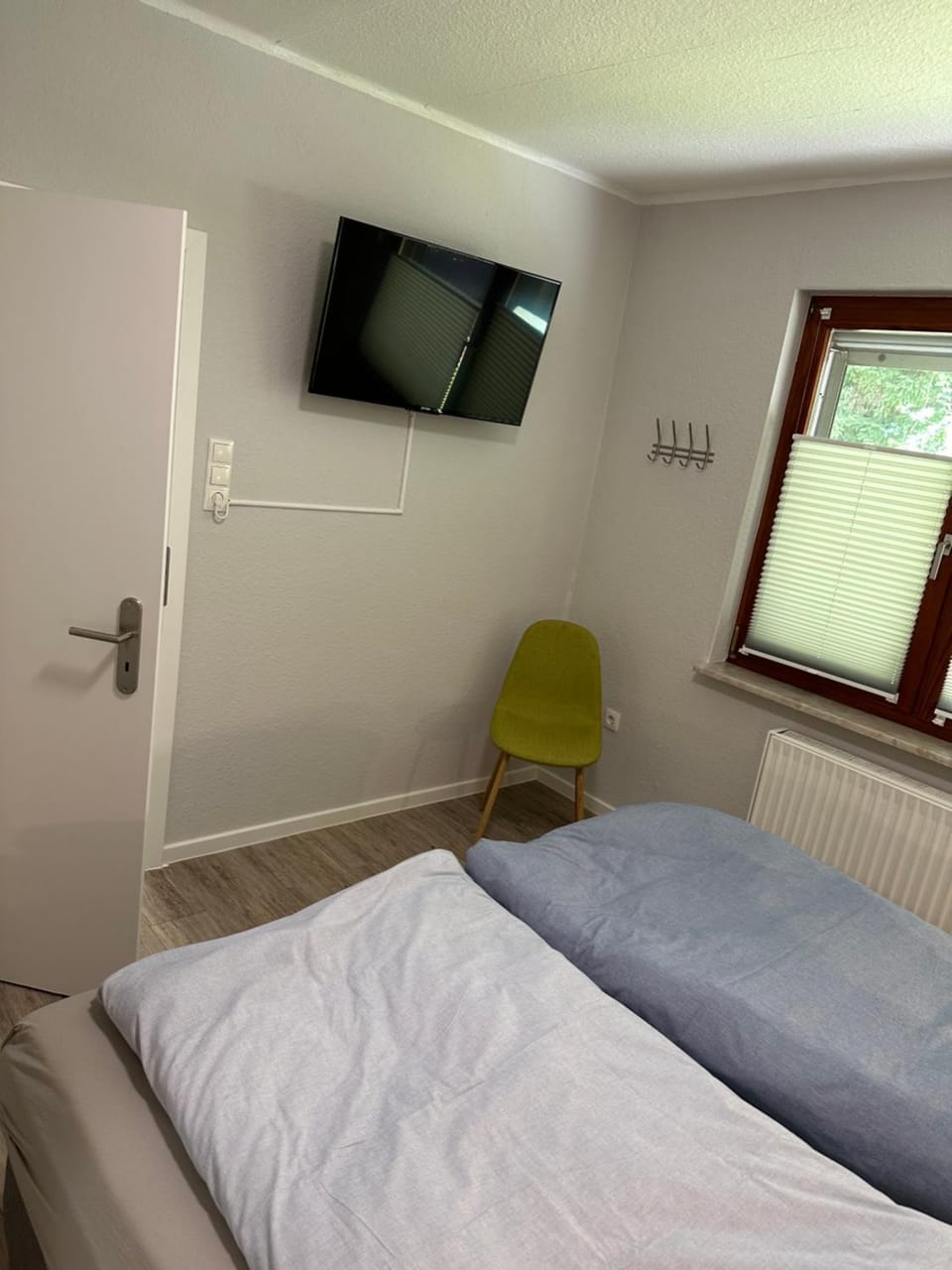 Bed, TV and multimedia, Photo of the whole room, Bedroom