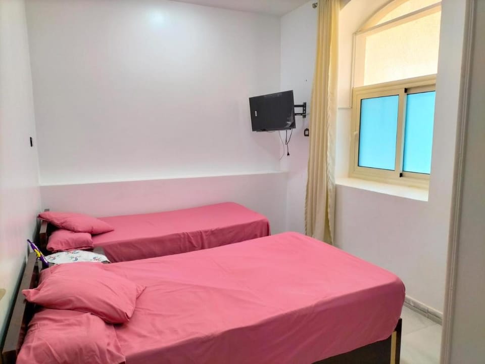 Bed, TV and multimedia, Photo of the whole room, Bedroom
