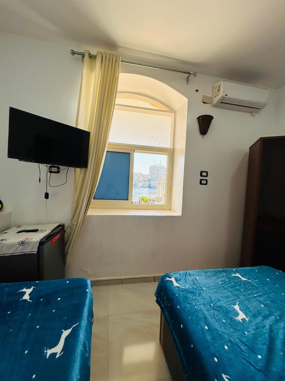 Bed, TV and multimedia, Photo of the whole room, Bedroom, fireplace, air conditioner